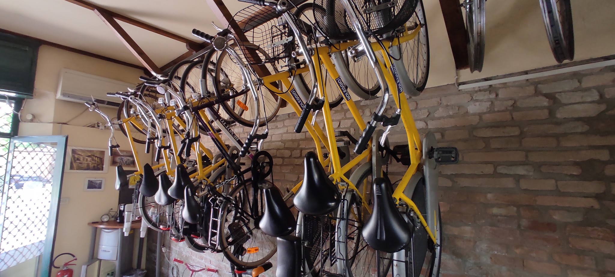 Interno dell'officina Al Biciclar, vista 1