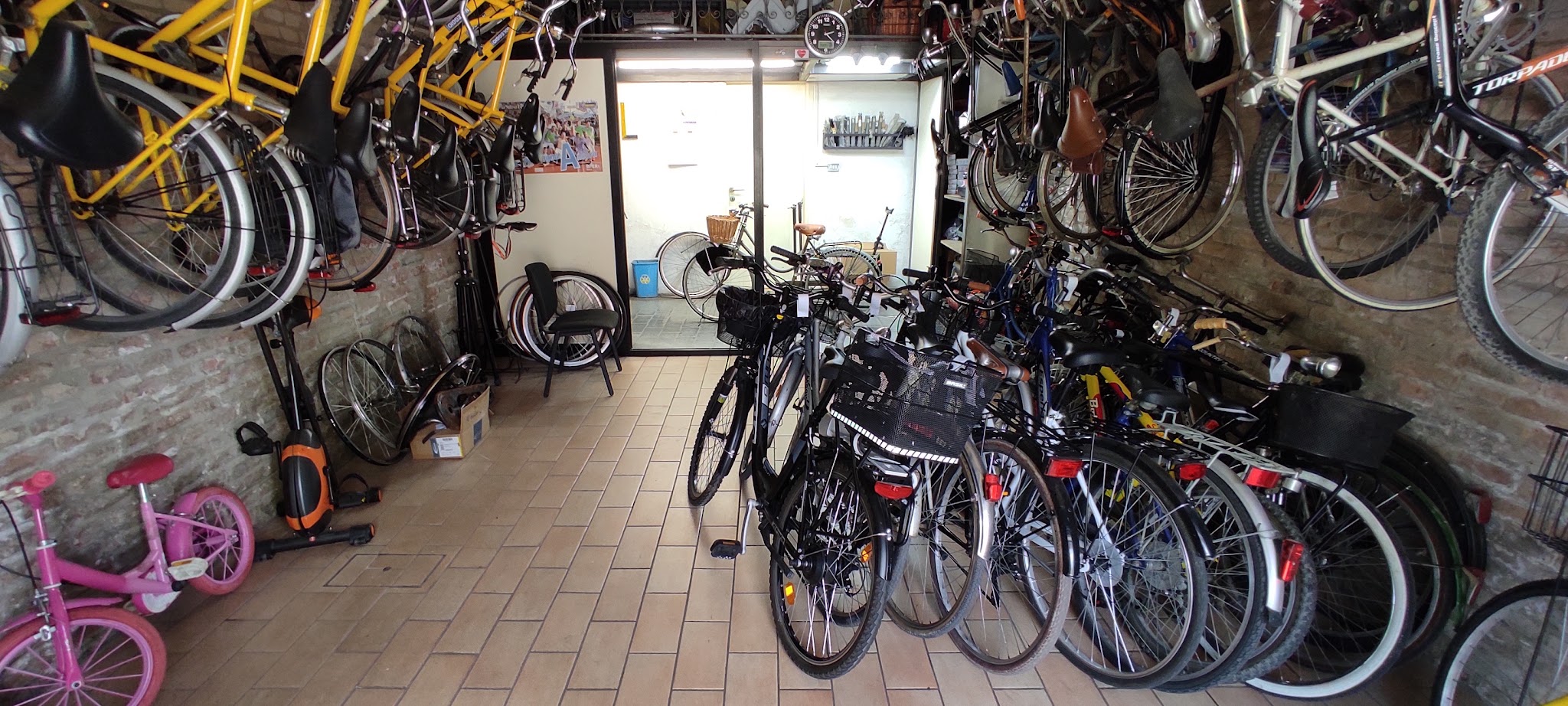 Interno dell'officina Al Biciclar, vista 2