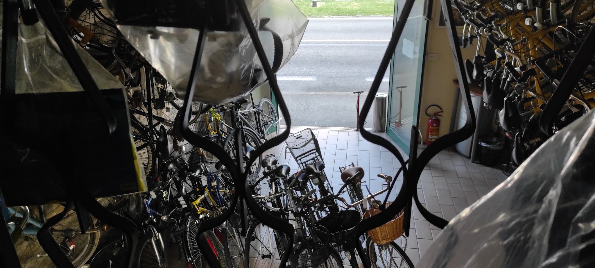 Interno dell'officina Al Biciclar, vista 3