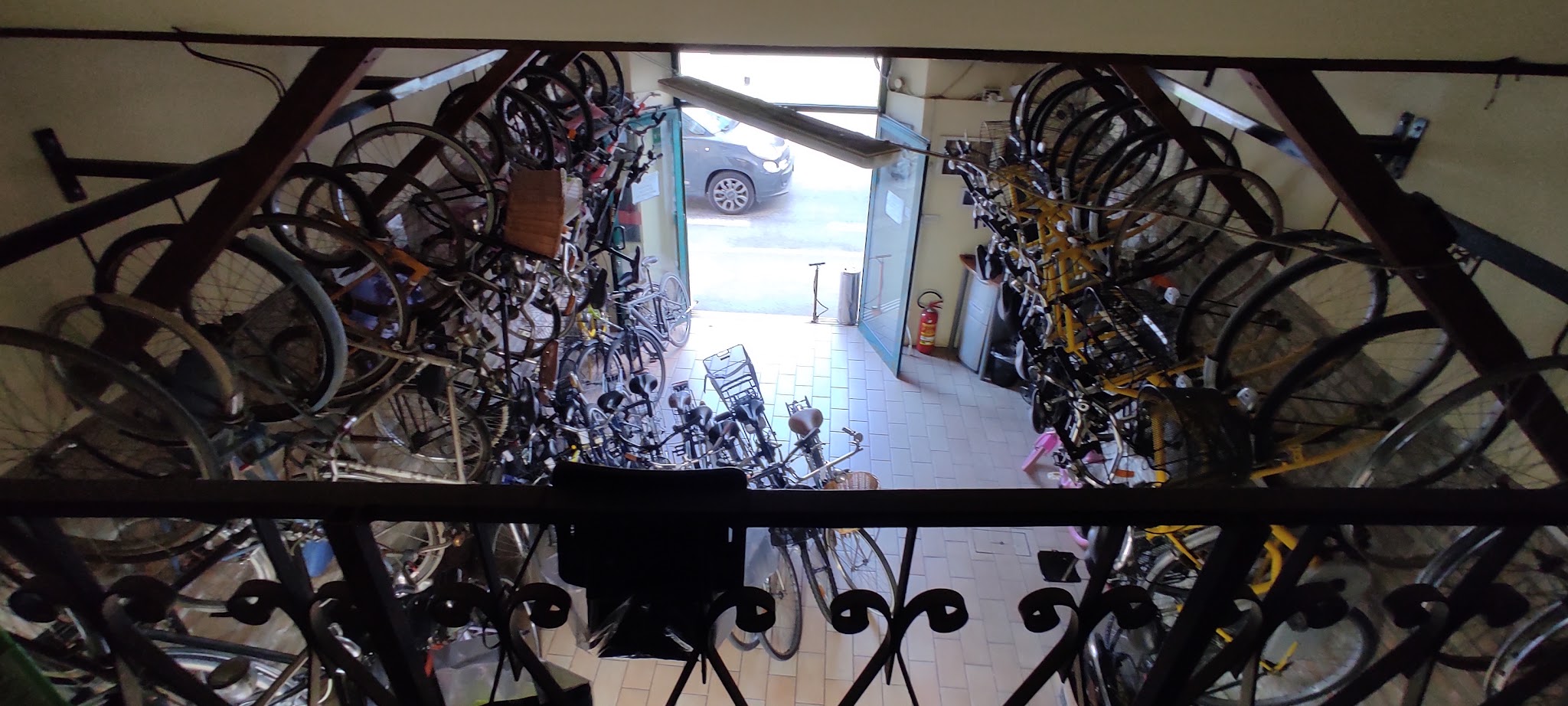 Interno dell'officina Al Biciclar, vista 4