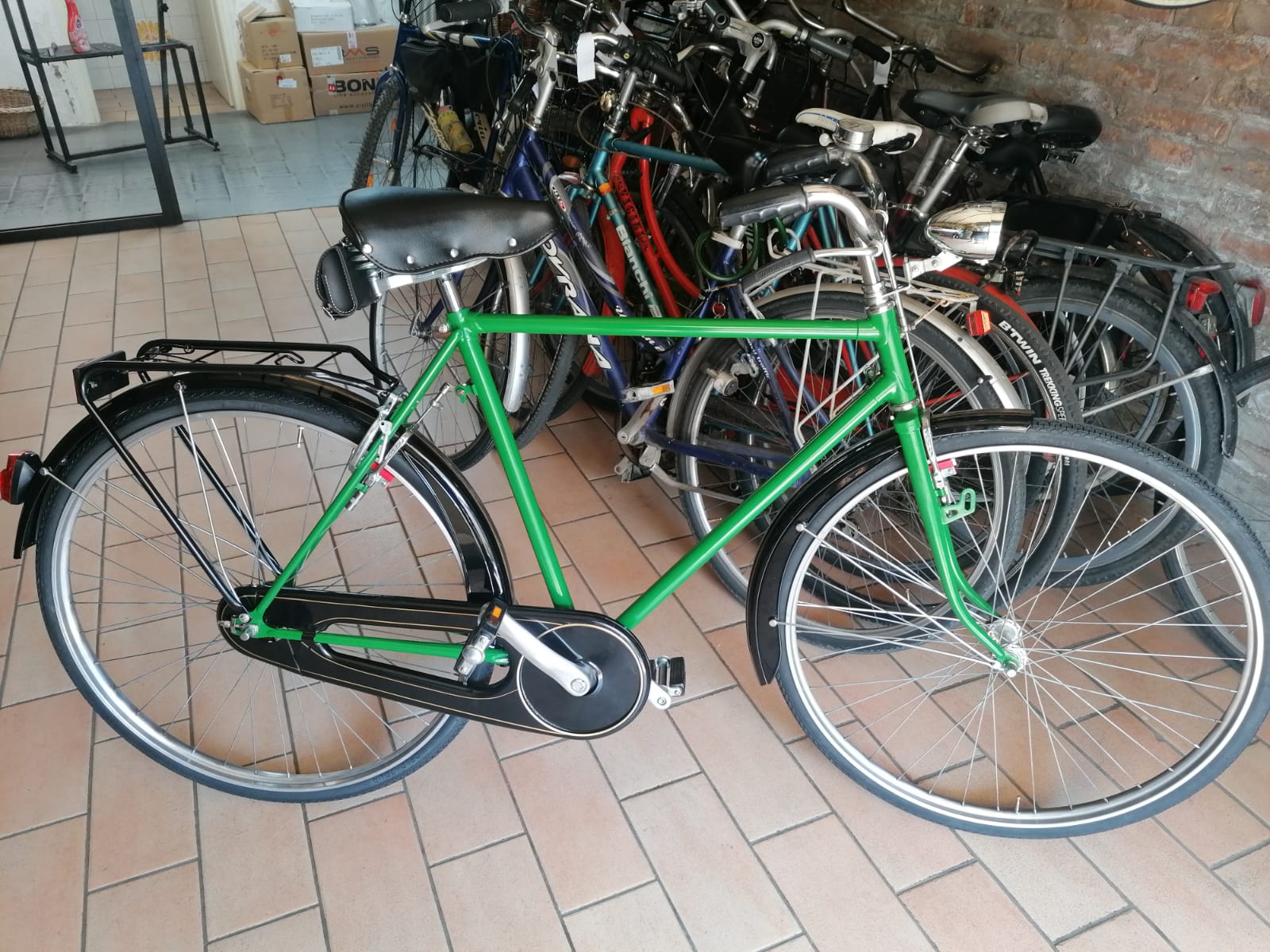 Bicicletta verde riparata all'interno della bottega