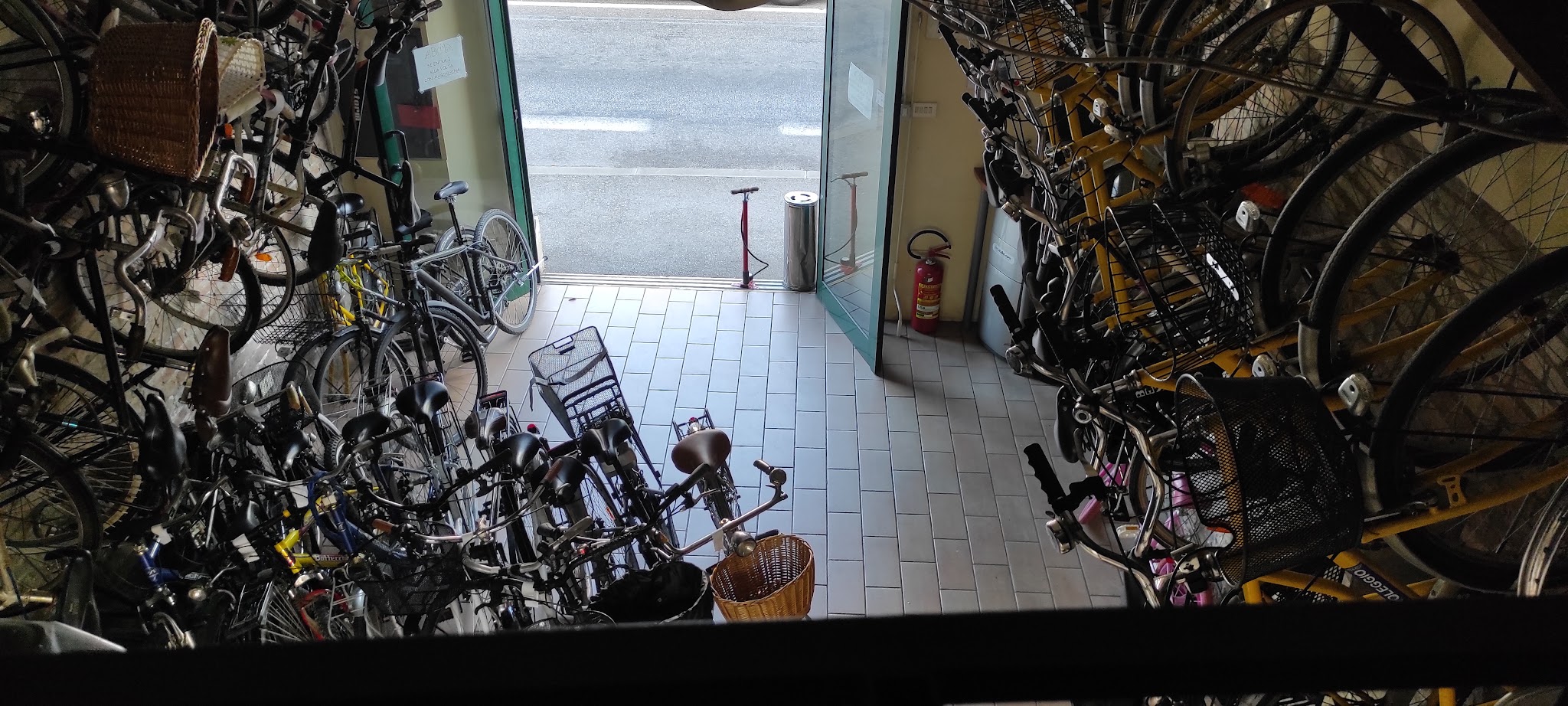 Interno dell'officina Al Biciclar, vista 6